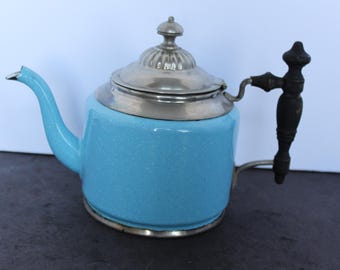 Bouilloire vintage en émail bleu. Manning and Bowman, anse en bois, bleu et argent, couvercle à charnière, LÉGÈREMENT abîmée, style rustique.