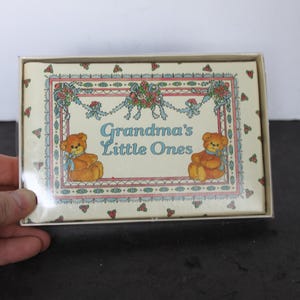 Álbum de fotos vintage "Los pequeños de la abuela". Ositos de peluche, cintas azules, en su caja original, estilo kitsch de abuela, ideal para inauguración de casa o como regalo para anfitriona.