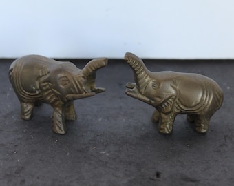 Paire d'éléphants miniatures vintage en laiton. Le tronc haut, décoration de cheminée exotique grand-mère, pendaison de crémaillère, hôtesse, cadeau pour un collectionneur.