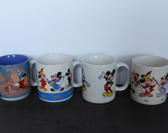 tasses vintage Mickey Mouse. 4 au choix, applaudissements, amoureux de Disney, cuisine grand-mère, parfait état, pendaison de crémaillère, cadeau d'hôtesse.