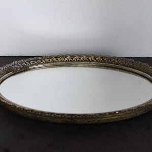 Bandeja de tocador vintage con espejo. Forma ovalada, bordes de rejilla metálica, DAÑADA, decoración de tocador estilo Grandmacore, bandeja para perfumes, proyecto de bricolaje.