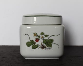 Vintage Waldbeere Strawberry Ceramic Container. Square Shape, Fitted Lid, MINT Condition, Cottagecore Kitchen Decor, Grandmacore Mantel Gift