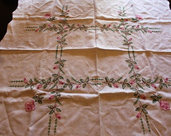 Nappe carrée brodée de roses vintage. Nappe de table à cartes, LÉGÈRE décoloration, cottagecore, décoration grand-mère, cadeau pour un collectionneur.