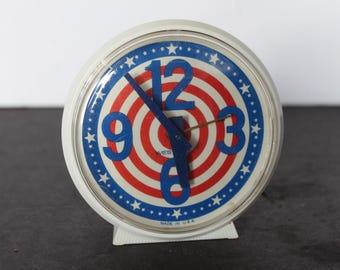 Vintage rouge blanc et bleu Westclox. Horloge de table d'appoint, FONCTIONNEMENT, unique, rare, HTF, cadeau pour un collectionneur, pendaison de crémaillère, hôtesse, grand-mère.
