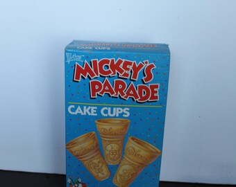 coupes à gâteau vintage Mickeys Parade. NOS, dans la boîte d'origine, parfait état, 1991, EXPIRÉ, boîte complète, ensemble d'accessoires de film, cuisine grand-mère, cadeau.
