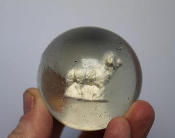 Figurine d'agneau sous verre, en marbre sulfuré allemand ancien et de grande taille. Verre transparent. Quelques éraflures. Diamètre : 7,6 cm. Rare et difficile à trouver. Idéal pour les collectionneurs.