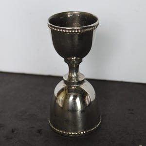 Medidor doble vintage chapado en plata. Vasos grande y pequeño, borde con estampado de puntos, estilo Grandmacore, ideal para inauguración de casa, anfitriona o coleccionista.