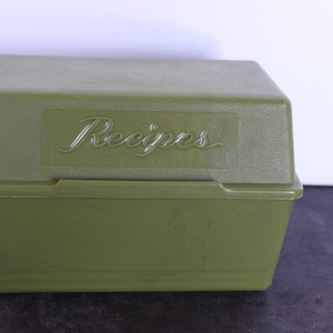 Caja de recetas verde aguacate vintage. De plástico, llena de recetas, revista, mecanografiadas, manuscritas, estilo kitsch de cocina de abuela, regalo para anfitriones.