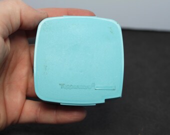 Distributeur d'étiquettes Tupperware vintage avec étiquettes. Plastique bleu, décoration de cuisine rétro style grand-mère, cadeau de pendaison de crémaillère, d'hôtesse ou pour collectionneur.