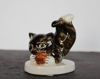 Figurine vintage de chat tigré brun. Jouer avec le ballon, sauter, céramique, fabriqué au Japon, manteau de grand-mère, Crazy Cat Lady, cadeau d'hôte.