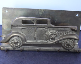 Porte-courrier et crochet pour clés mural vintage en laiton, inspiré des voitures anciennes. Fabriqué à Taïwan. Décoration rustique et vintage pour l'entrée, cadeau idéal pour une pendaison de crémaillère ou comme présentateur.