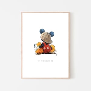 Könnte beinhalten: Ein gerahmter Druck mit einer Aquarellillustration einer Zeichentrickmaus mit Hut und roter Latzhose, mit einem gelben Hundekuscheltier. Der Text "LIFE IS BETTER WITH YOU" steht unten.