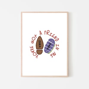 Puede incluir: Una lámina artística enmarcada que muestra una suela de zapato marrón y una suela de zapatilla morada, cada una con el nombre ZARA impreso en negro. El texto YOU'VE GOT A FRIEND IN ME está escrito en rojo, curvándose alrededor de las suelas.