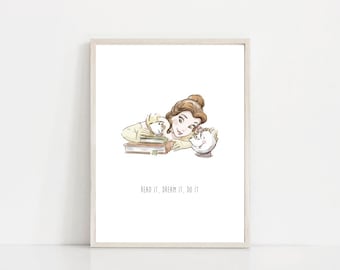 Könnte beinhalten: Ein druckbarer Kunstdruck mit einer Cartoon-Illustration von Belle aus Die Schöne und das Biest, die ein Buch mit ihrem Freund, der Teekanne Lumière, liest. Der Text "Read it, Dream it, Do it" ist unter der Illustration gedruckt.
