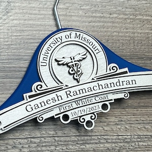 Geschenk für Tierarzt, Weißer Kleiderbügel, Medizinstudierender Geschenk, DVM, Abschluss der medizinischen Abteilung, 1. Weißer Kleiderbügel, Erster Weißer Mantel