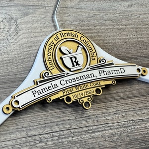 Apotheker cadeau, witte kleerhanger, apotheekstudent, medisch student cadeau, eerste witte jas, cadeau voor nieuwe arts, 1e witte kleerhanger