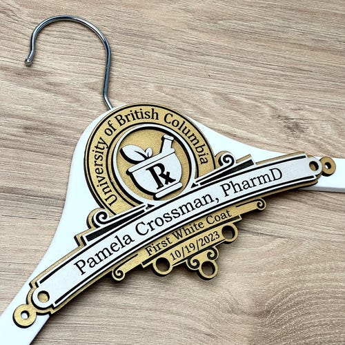 Personalisierte weiße Kleiderbügel, Apotheker Abschluss Geschenk, MedizinStudent Geschenk