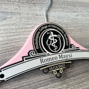 Weißer Kleiderbügel, Medizinstudierender der Ostepathischen Medizin, Geschenk für Ostepathischen Doktor, 1.Weißer Kleiderbügel, Erster Weißer Mantel, OD