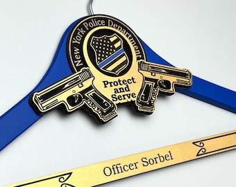 Percha de madera con grabado personalizado de oficial de policía, línea azul fina, percha personalizada para las fuerzas del orden, regalo para oficial de policía, regalo para policía retirado