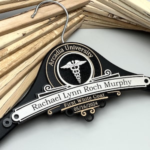 Kleiderbügel weiß: Medizinstudieren Geschenk, Neuer Doktor Geschenk, Abschluss der medizinischen Fakultät, 1