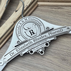 Personalisierter weißer Kleiderbügel: Graviertes Geschenk für neuen Apotheker / Apothekerschüler