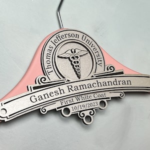 1. Weißer Kleiderbügel, Weißer Kleiderbügel der medizinischen Einrichtung, Benutzerdefinierter Kleiderbügel für Doktor, Doktorkleiderbügel, Geschenk für neuen Doktor