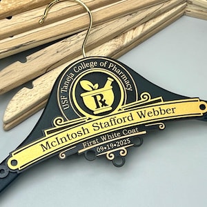 Personalisierter Apotheker Geschenk, weißer Kleiderbügel, MedizinStudent Geschenk, gravierter Holzbügel, Geschenk für neuen Doktor, 1