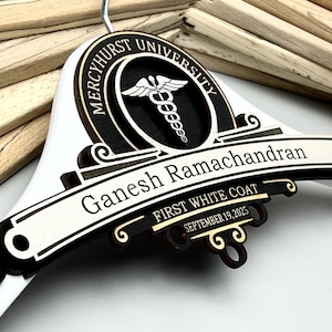 Weißer Kleiderbügel: MedizinStudenten Geschenk, Geschenk für neuen Doktor, personalisierte weiße Kleiderzeremonie, 1