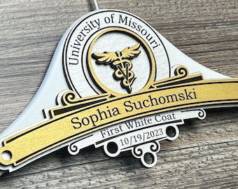 Spersonalizowany wieszak na biały fartuch, prezent na ukończenie studiów weterynaryjnych, wieszak dla studenta medycyny weterynaryjnej