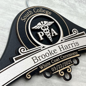 Personalisiertes weißes Kittel-Zeremoniegeschenk: Gravierter Doktor-Kleiderbügel 1. weißes Kittelgeschenk PA-С Geschenk PA-Studenten-Geschenk für PA-Arzthelfer