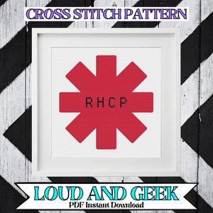 Puede incluir: Patrón de punto de cruz del logotipo de Red Hot Chili Peppers. El logotipo es una estrella roja en forma de estrella con las letras RHCP en el centro. El patrón está enmarcado y se muestra sobre un fondo de chevron blanco y negro.