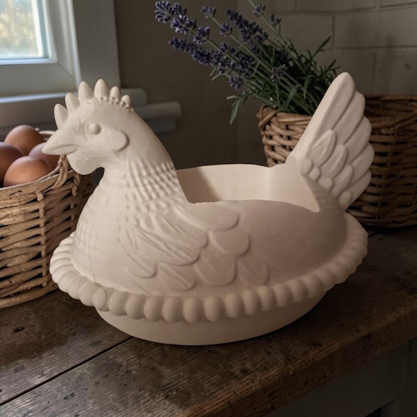 Jabonera con forma de gallina de granja en su nido