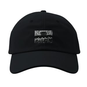 Può includere: Cappellino da baseball nero con visiera curva. Il cappellino presenta un piccolo disegno ricamato in tonalità di grigio e bianco, raffigurante un paesaggio. Il cappellino è realizzato in un tessuto resistente e ha un cinturino regolabile sul retro.