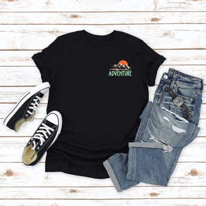 Camiseta "La aventura te espera": Camiseta para actividades al aire libre, senderismo y acampada.