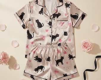 Niedliche Katze & Herz Pyjama | Schickes sauberes Mädchen Schlaf-Set | Gemütliche Minimalistische Loungewear für Frauen