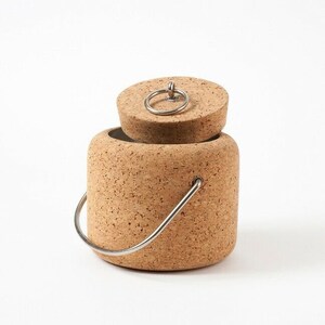 Puede incluir: Un cubo de hielo de corcho con un asa y una tapa de metal. La tapa tiene un anillo de metal para una f&aacute;cil apertura.