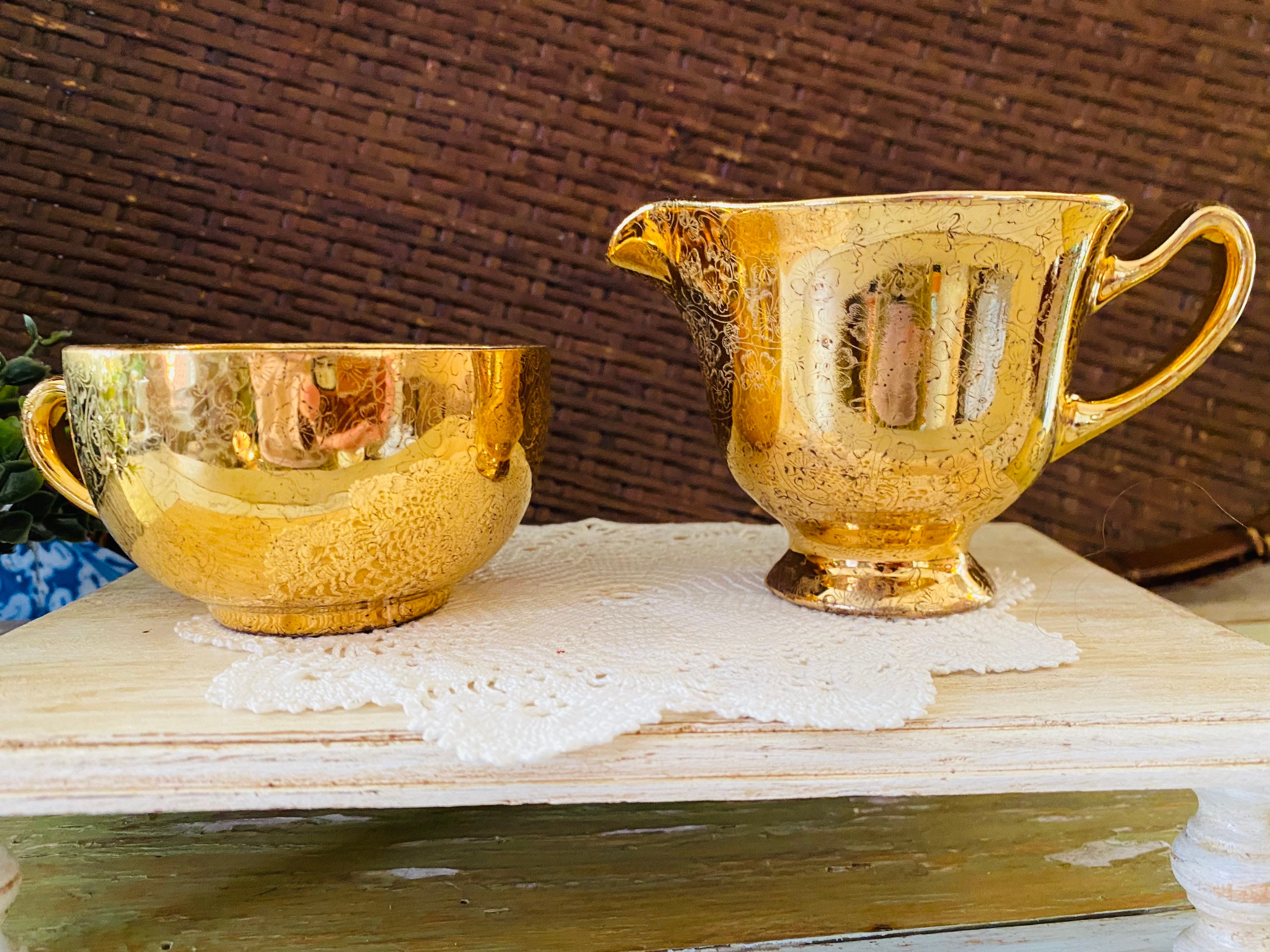 アンティークな黄銅製持ち手付き手焙り（波兎や雷紋などの装飾金工） Cardinal China Company Warranted 22K Lady Hamilton Creamer & Cup