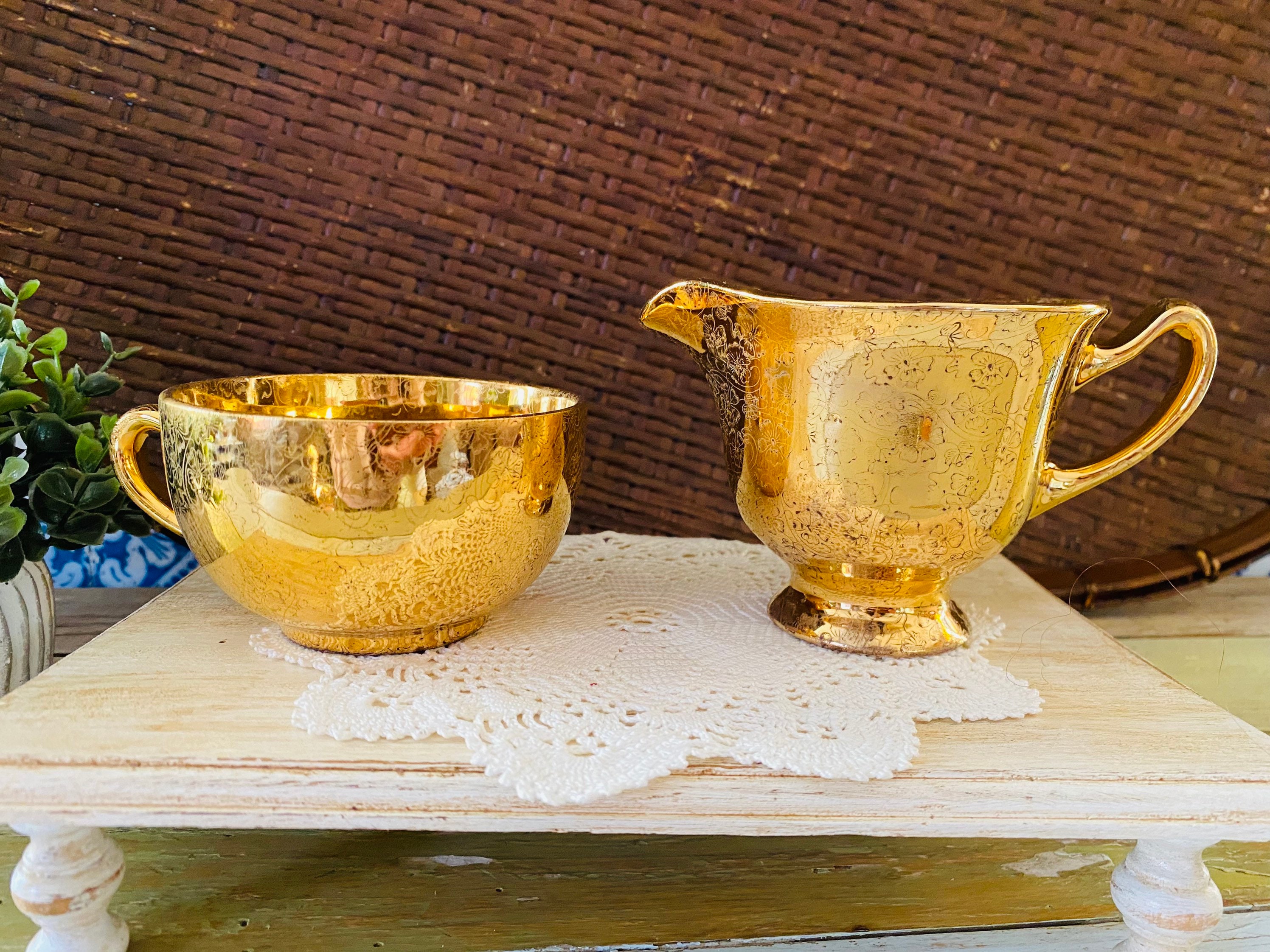アンティークな黄銅製持ち手付き手焙り（波兎や雷紋などの装飾金工） Cardinal China Company Warranted 22K Lady Hamilton Creamer & Cup