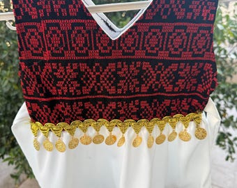 Vestido tradicional palestino para niñas: tatreez negro y rojo con capas de volantes en blanco y negro. Ideal para Pascua, Eid, Ramadán y bodas.
