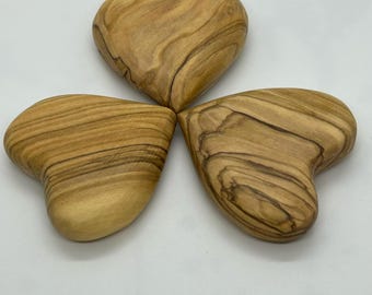 10 Corazones Planos de Madera de Olivo - Decoración para el Hogar, Recuerdos de Boda y Regalos Hechos a Mano de Tierra Santa (2 PULGADAS)