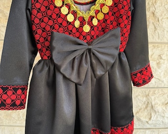Traditionelles Mädchen Kleid - Außergewöhnliche Schwarze Satin Thobe - Rüschen mit Roter & Schwarzer Stickerei / Münzen am Hals / Papion am Rücken
