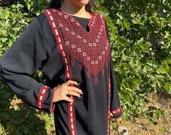 Palästinensische Stickerei Thobe - Schwarzes Kleid für Frauen mit Weißem und Schwarzem Tatreez
