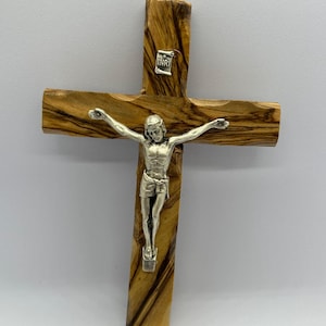 Crucifijo de Jesús en madera de olivo de Tierra Santa: regalo de bendición con la letra en la parte superior