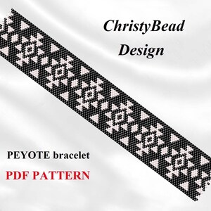 Pode incluir: Padrão de pulseira de ponto peyote preto e branco. O padrão apresenta um design geométrico com triângulos e quadrados. O padrão está disponível para download em PDF. ChristyBead Design.