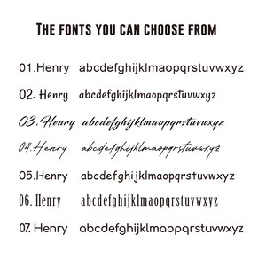 Puede incluir: Un fondo blanco muestra siete opciones de fuente etiquetadas del 01 al 07. Cada fuente se llama "Henry" y est&aacute; seguida de una muestra del alfabeto. El texto "THE FONTS YOU CAN CHOOSE FROM" est&aacute; en la parte superior.