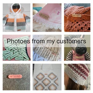 Pode incluir: Uma colagem de fotos mostrando v&aacute;rios itens de croch&ecirc; feitos &agrave; m&atilde;o, incluindo um casaco de beb&ecirc;, um chap&eacute;u, uma bolsa de ombro e um animal de pel&uacute;cia. Cada item apresenta uma etiqueta de madeira personalizada com o texto "Criado por Katie" ou "Feito &agrave; m&atilde;o com amor por Honey".