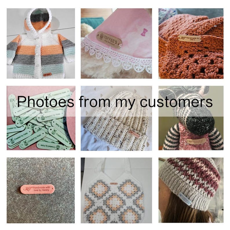 Pode incluir: Uma colagem de fotos mostrando v&aacute;rios itens de croch&ecirc; feitos &agrave; m&atilde;o, incluindo um casaco de beb&ecirc;, um chap&eacute;u, uma bolsa de ombro e um animal de pel&uacute;cia. Cada item apresenta uma etiqueta de madeira personalizada com o texto "Criado por Katie" ou "Feito &agrave; m&atilde;o com amor por Honey".
