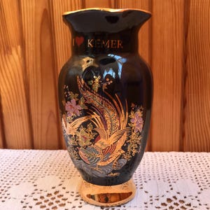 Kobaltblaue Vase für Blumen. Kobaltblaue Blumenvase mit Goldbesatz. Vögel und Blumen auf der Vase. Kobaltblaue, vergoldete Vase, eiförmig mit Rüschen, 14,5 Zoll.