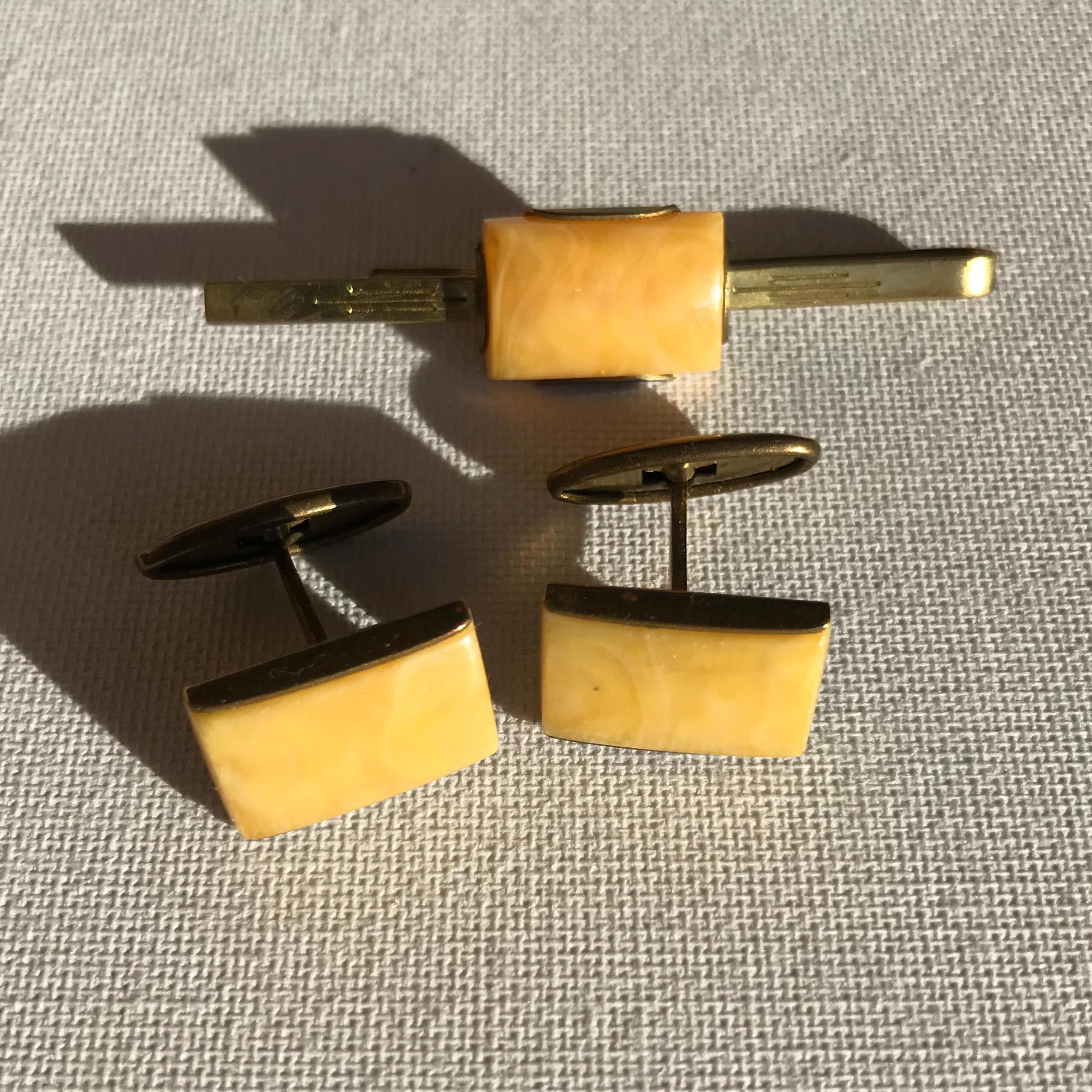 Manschettenknöpfe und Krawattenklammer aus Bernstein im Vintage-Stil. Gelbe Manschettenknöpfe. Vintage-Manschettenknöpfe aus der UdSSR.