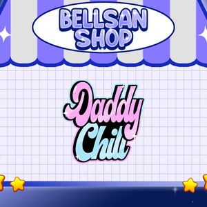 Pode incluir: Um broche de esmalte rosa e azul com o texto "Daddy Chill" em um estilo de fonte retrô. O broche é exibido em um fundo de grade branca com uma borda azul e um toldo listrado roxo e branco acima.